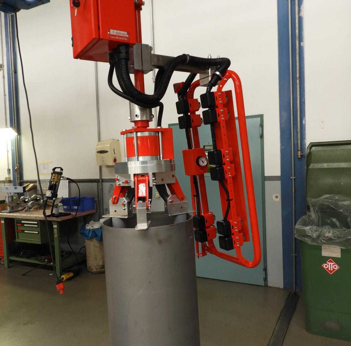 Assen en buizen ergonomisch tillen met pneumatische tilhulp