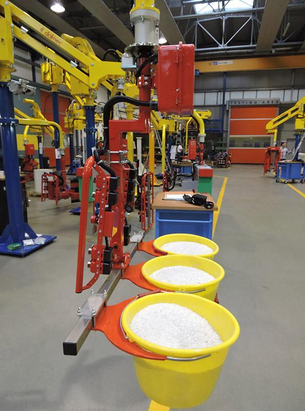 Emmers en bussen ergonomisch tillen en heffen met de industriële tilhulp van Dalmec