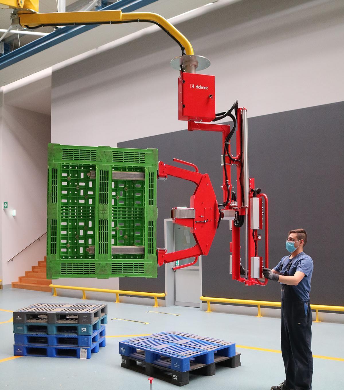 pallet draaien met behulp van dalmec tilhulp